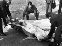 Police move the body of Pasolini