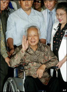 Former President Suharto waves to journalists as he leaves Pertamina hospital in Jakarta on 5 May, 2004