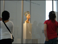 Bust of Queen Nefertiti and visitors