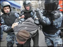 Russian police seize an opposition activist in Moscow 24-11-07