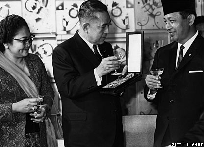 Mrs Suharto (L), Japanese Prime Minister Sato(C) and Suharto (R)