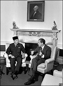 Suharto (L) meets US President Richard Nixon, May 26, 1970