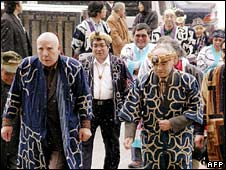 Ainu plaintiffs arrive at the Sapporo district court in March 2002