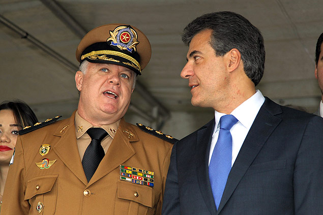 O comandante da PM do PR, coronel Cesar Vinicius Kogut ( esq.), que pediu demisso, ao lado de Richa
