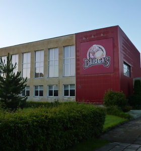 Telšių „Džiugo“ gimnazijos fasadas tarnauja sūrio reklamai