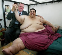 Doctor Barry Sears,left, and Manuel Uribe, poses during a press conference in Monterrey, Mexico on June 26, 2006. Manuel Uribe weighed 1,235 pounds when he made a desperate plea for help on national television in January. Uribe, 41, has lost 200 pounds since February following the high-protein diet. But he is not discarding having gastric bypass surgery. 'People think that I can eat a whole cow but it's not just overeating, it's also a hormonal problem,' Uribe said Tuesday. (AP Photo/Juan Manuel Villasenor) 
