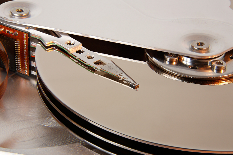  Магнитный дисковый накопитель с тремя пластинами без защитного корпуса: смотрится броско, но работать не будет — пылинки из воздуха повредят покрытие дисков и головки (источник: Wikimedia Commons) 