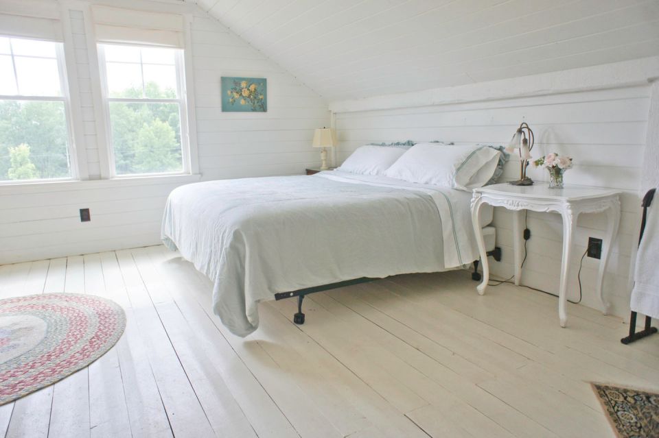 woodstock-barn-conversion-bedroom5-via-smallhousebliss