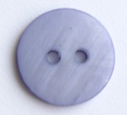 En rund knapp i plast med två genomgående hål.