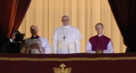 Photographie du pape François prise depuis la place Saint-Pierre