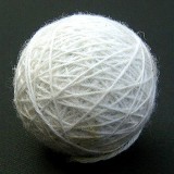 4. Pelote : noyau entouré de fil de laine.