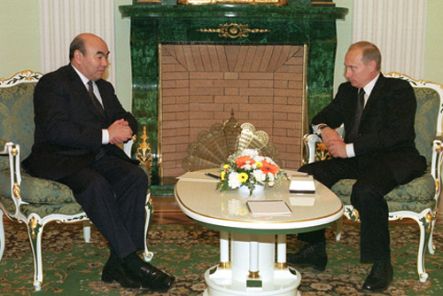 File:Vladimir Putin 14 May 2002-13.jpg