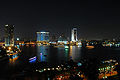Una veduta del Nilo e del centro moderno del Cairo di notte