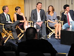 Các diễn viên chính trong lễ kỷ niệm tập 100. Từ trái sang: Neil Patrick Harris, Cobie Smulders, Jason Segel, Alyson Hannigan và Josh Radnor.