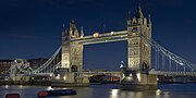 Londons karakteristiska Tower Bridge invigs 1894.