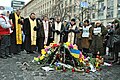 Молитва біля тимчасового меморіалу загиблим під час Євромайдану