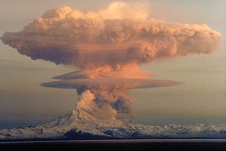 Ерупција вулкана Редаут на Аљасци која се десила 21. априла 1990. године. Облак вулканског пепела који се дизао до 9 километара у висину сликан је са суседног полуострва Кенај.