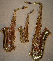 Böjd sopransaxofon mellan en altsaxofon och en tenorsaxofon.