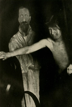 Fotografia de Eva Carrière com um recorte de Fernando I da Bulgária obtido de uma revista,1920