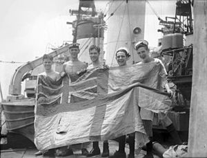 Екіпаж британського ескадреного міноносця «Тартар», що брав участь у бою, з військово-морським прапором Великої Британії