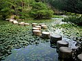 سنگ‌های قدمگاه در باغ اولین کاخ سلطنتی کیوتو. این سنگ‌ها در اصل بخشی از پل قرن شانزدهمی روی رود کامو بودند که در اثر زلزله تخریب شد.