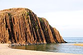 玄武岩の柱状節理により形成された後ヶ浜海岸 の立岩
