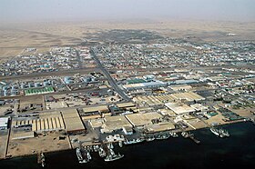 Luftbild von Walvis Bay mit dem Hafen im Vordergrund