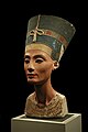 Busto de Nefertiti. Excepcionalmente, durante el periodo amarniense, la plástica egipcia intensificó los rasgos realistas.