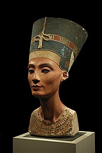 Buste de Néfertiti 1353-1337 Nouv. Emp., XVIIIe dyn. Calcaire peint, 47 cm. Musée égyptien de Berlin