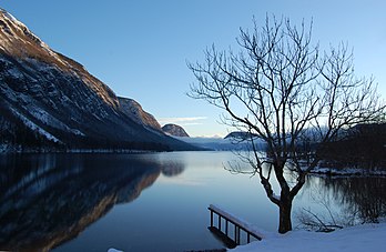 Lago Bohinj pela manhã, parque nacional do Triglav, Eslovênia. Bohinj é o maior lago permanente e natural do país, localizado nos Alpes Julianos, no noroeste da Eslovênia. O principal afluente do lago é o córrego Savica, que na parte ocidental da bacia do lago rompe morenas com pedregulhos e deságua no lago em Ukanc. O rio Jezernica flui do lago. Ao longo da margem norte existem várias nascentes cársticas subterrâneas, a mais famosa das quais é Govic. É considerado um marco natural da Eslovênia. Em área, é superado no país apenas pelo intermitente lago Cerknica (quando está cheio) e pelo artificial lago Ptuj. (definição 2 956 × 1 924)
