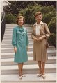 فرح پهلوی (راست) و بتی فورد همسر جرالد فورد رییس جمهور ایالات متحده آمریکا (چپ)
