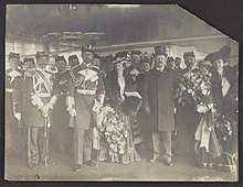 A crowd stands posed for a picture. At the front are President Roosevelt and Prince Henry of Prussia.