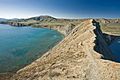 क्रीमिया के काला सागर तट पर कोक्टेबल के पास त्यखाया खाड़ी का दृश्य
