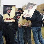 Des manifestants néonazis protestent contre l'exposition sur les crimes de la Wehrmacht à Munich le 12 octobre 2002. Les affiches brandies avaient servi à la propagande nazie — on peut y lire « Ruhm und Ehre dem deustchen Soldaten » (Gloire et honneur aux soldats allemands).