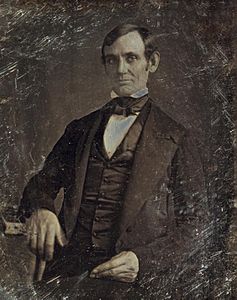 최초로 진품임이 입증된 에이브러햄 링컨의 사진은 1846년 니컬러스 셰퍼드가 당시 국회의원 당선자였던 링컨을 촬영한 이 다게레오타이프이다.