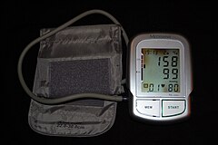 Máy đo huyết áp điện từ (trong hình cho thấy huyết áp tâm thu 158mmHg, huyết áp tâm trương 99mmHg và nhịp tim 80 lần/phút.