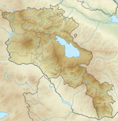 Mapa konturowa Armenii, blisko lewej krawiędzi u góry znajduje się owalna plamka nieco zaostrzona i wystająca na lewo w swoim dolnym rogu z opisem „Arpi”