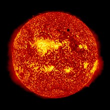 Hình ảnh chụp Mặt Trời cho thấy Sao Kim là chấm đen xuất hiện phía trước Mặt Trời vào lần đi qua năm 2012. Hình ảnh được chụp bởi Đài Quan sát Nhiệt động lực học Mặt Trời (SDO) của NASA.