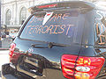 Nápis Jews are terrorist („Židé jsou terorista“) (sic!) na autě v době protestů proti izraelskému bombardování pásma Gazy (San Francisco, leden 2009).