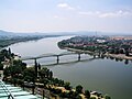 Jambatan ngini malintasi Sungai Danube mahubungakan Hongaria lawan Slowakia.