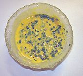 Sos Béarnaise diperbuat daripada mentega jernihan dan kuning telur yang diperisakan dengan taragon, bawang merah dan cervil.