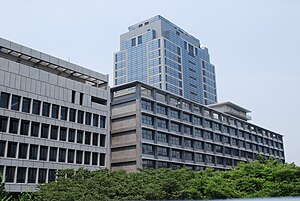 千葉県庁舎 左・議会棟、右・中庁舎、奥・本庁舎