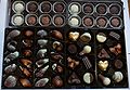 Chocolats artesanaus amb de formas variadas.