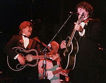 Una fotografia a colori di Don e Phil Everly sul palco