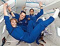 Спеціалісти польоту Лінденбергер, Арнольд та Акаба у невагомості під час тренувального польоту по гіперболі