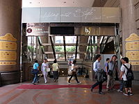 位於時代廣場地面的出入口，雖有「銅鑼灣站」的標示，但實際上此乃連接時代廣場B2層地庫商場的出入口，確實車站範圍以商場B2層近AAPE旁的扶手電梯為界（2012年6月）