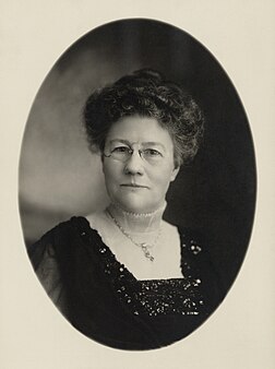 Ida Husted Harper (1851–1931), uma escritora, jornalista, colunista e sufragista americana. (definição 2 186 × 2 935)