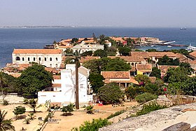 Vue générale du village de Gorée depuis le Castel.