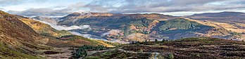 Panorâmica do lago Lubnaig visto do caminho para a montanha Ben Ledi, Escócia (definição 20 997 × 5 039)