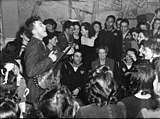 Pete Seeger (24 år) underholder USAs presidentfrue Eleanor Roosevelt på et arrangement for hvite og svarte på Valentinsdagen 1944 i den rasedelte hovedstaden Washington, D.C..